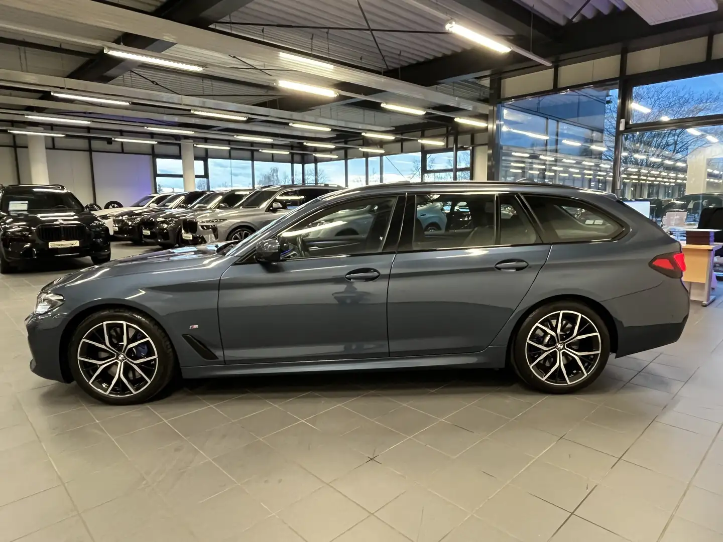 BMW 540 i xDrive Touring M Sport PANO RFK NAVI LED PDC V+H Blau - 2