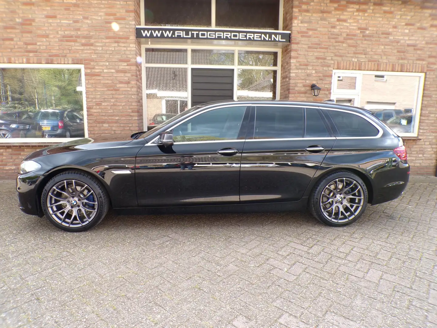 BMW 520 5-serie Touring 520i Last Minute Edition Automaat Zwart - 2