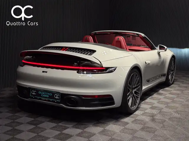 Porsche 911 view 8