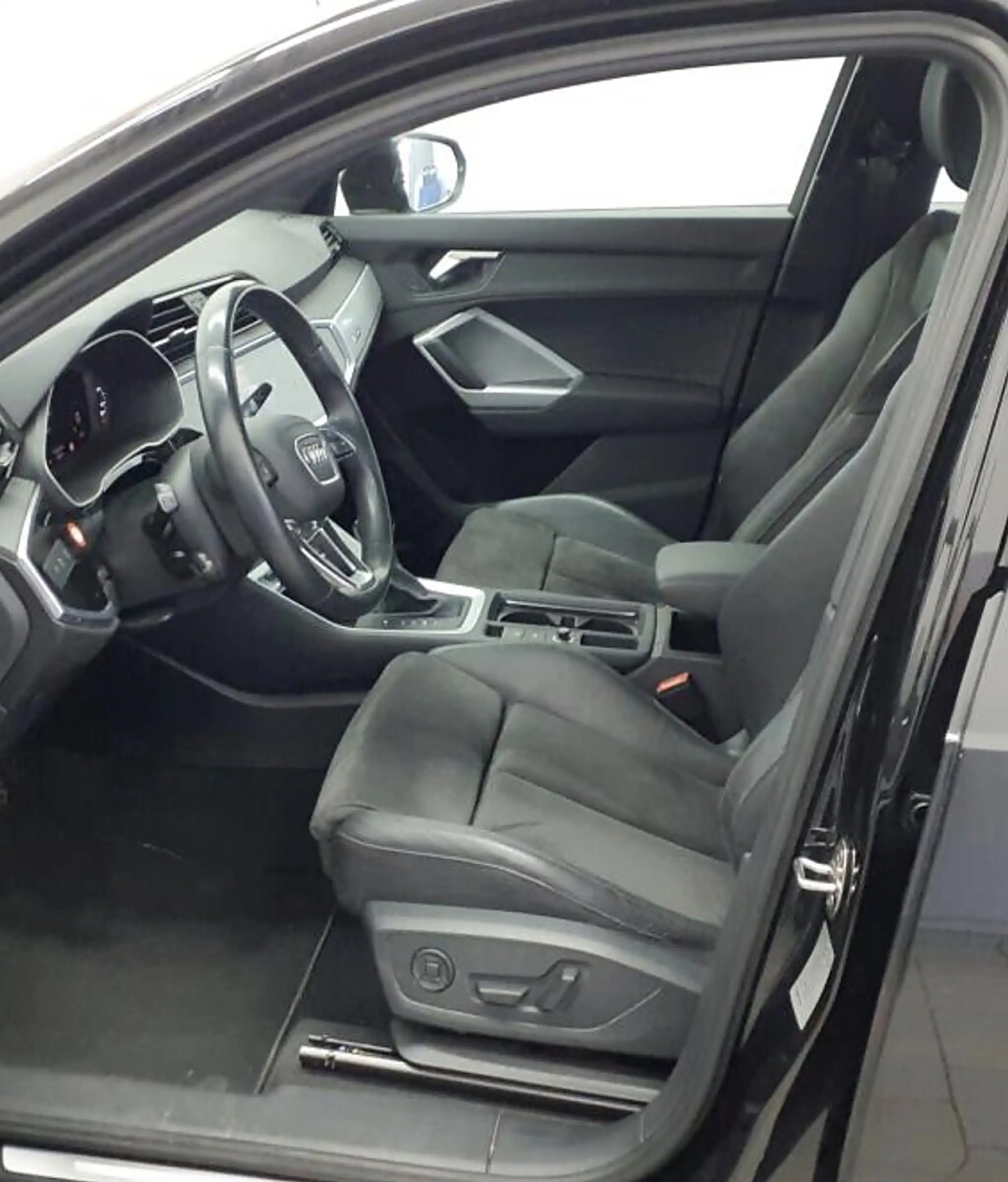 Audi Q3 Sportback 35 TDI quattro Aut+AHK+NAVI+LED — photo 3