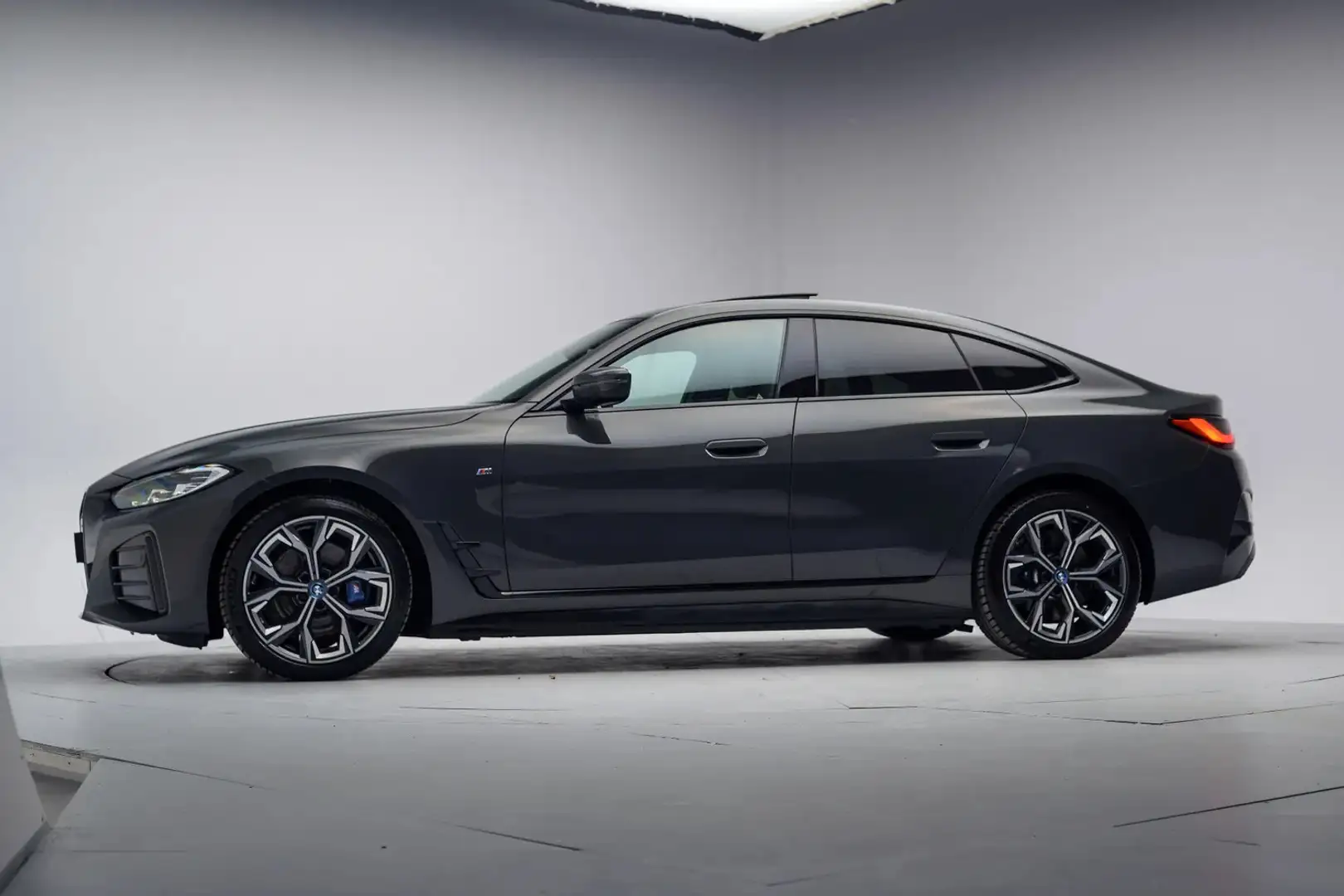 BMW i4 M SPORT 70KWH AUT[ ECC NAV SCHUIF-DAK PDC] Grijs - 2