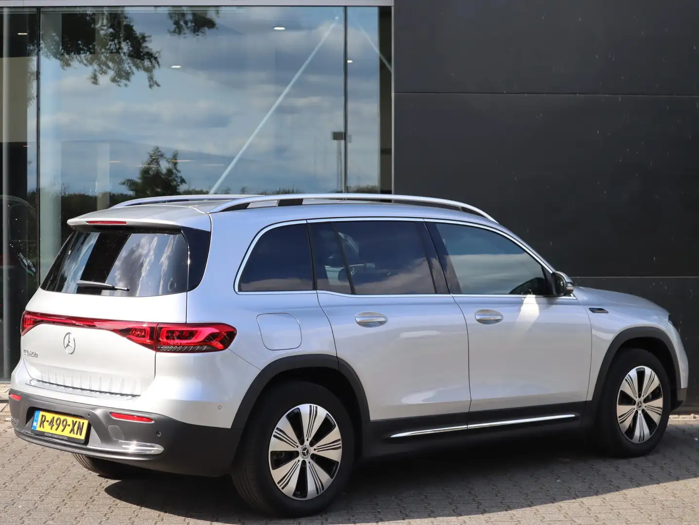 Mercedes-Benz EQB 250 Business Line | Navigatie | Camera | Automaat Gris - 2