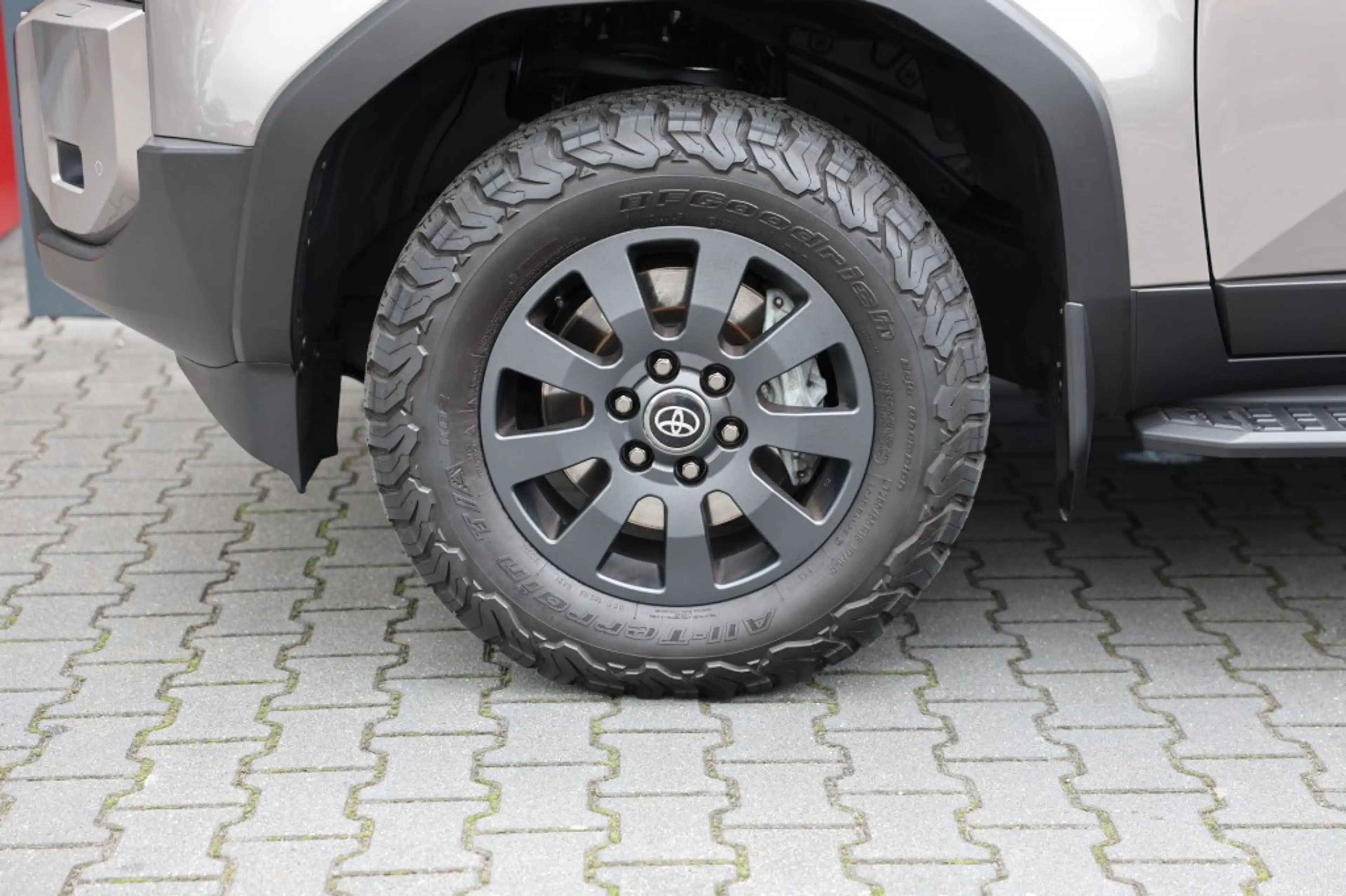 Toyota Land Cruiser 2.8 D-4D 5DRS ELEGANCE A/T VAN BPM — photo 3
