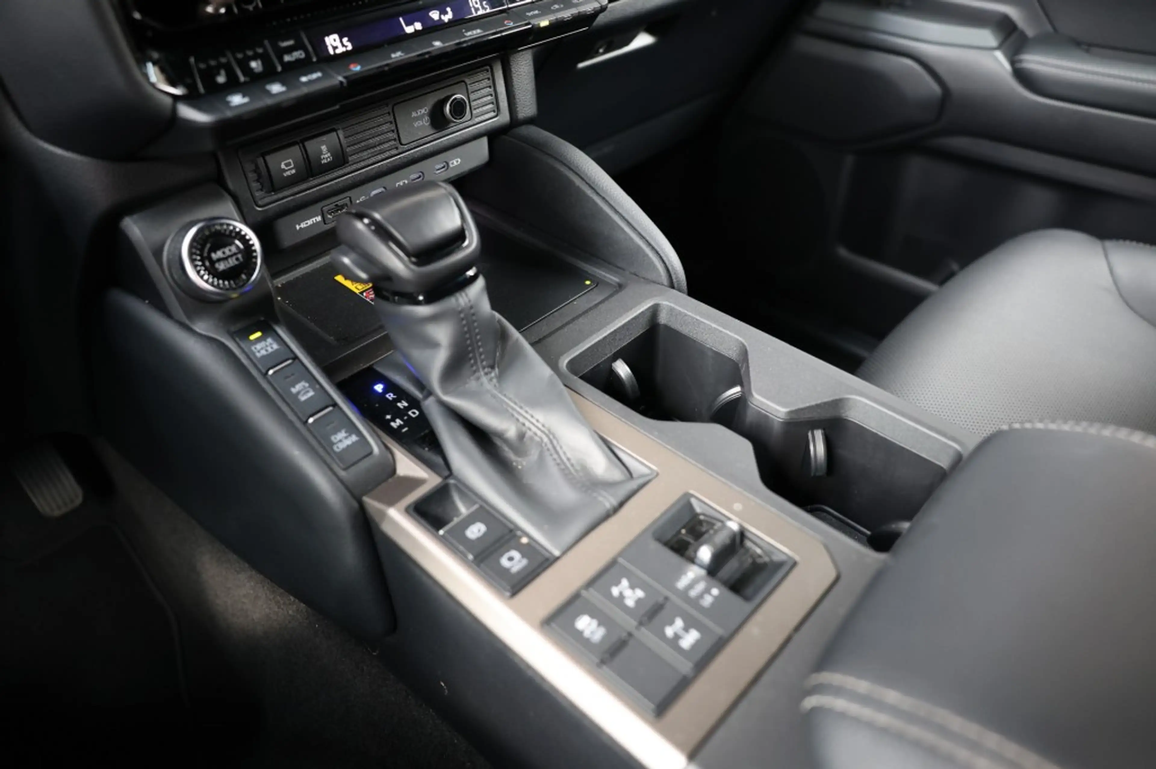 Toyota Land Cruiser 2.8 D-4D 5DRS ELEGANCE A/T VAN BPM — photo 26