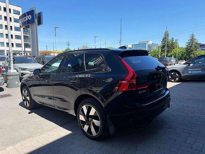 2024 Volvo XC60 T8 eAWD PHEV Plus Dark Theme alt 4