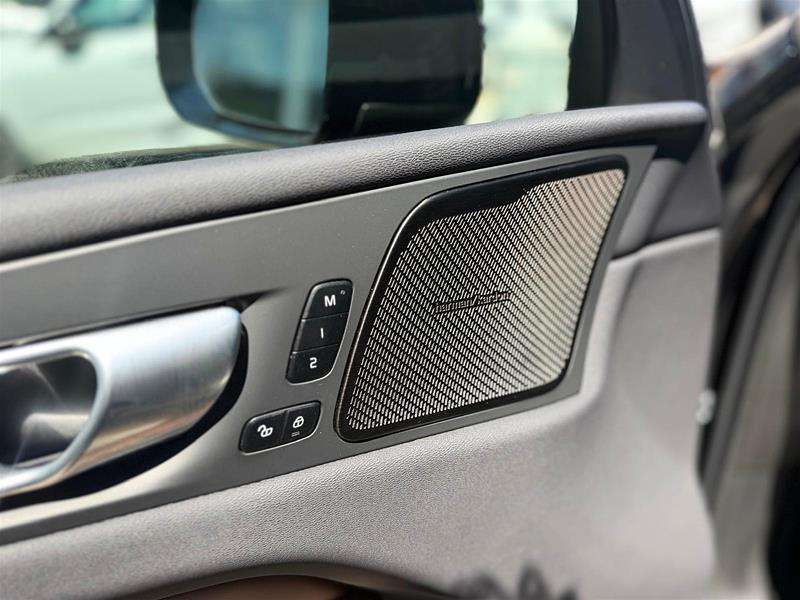 2024 Volvo XC60 T8 eAWD PHEV Plus Dark Theme thumb 9
