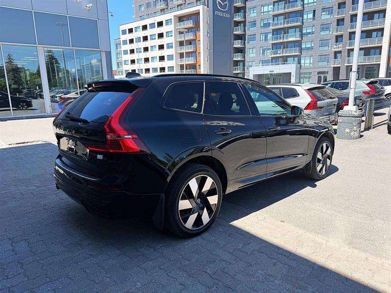 2024 Volvo XC60 T8 eAWD PHEV Plus Dark Theme alt 3