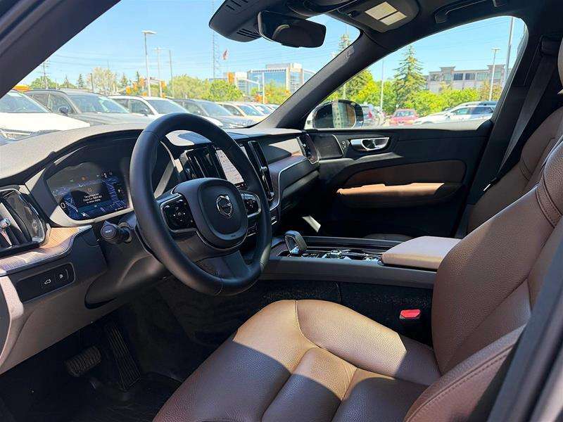 2024 Volvo XC60 T8 eAWD PHEV Plus Dark Theme thumb 8