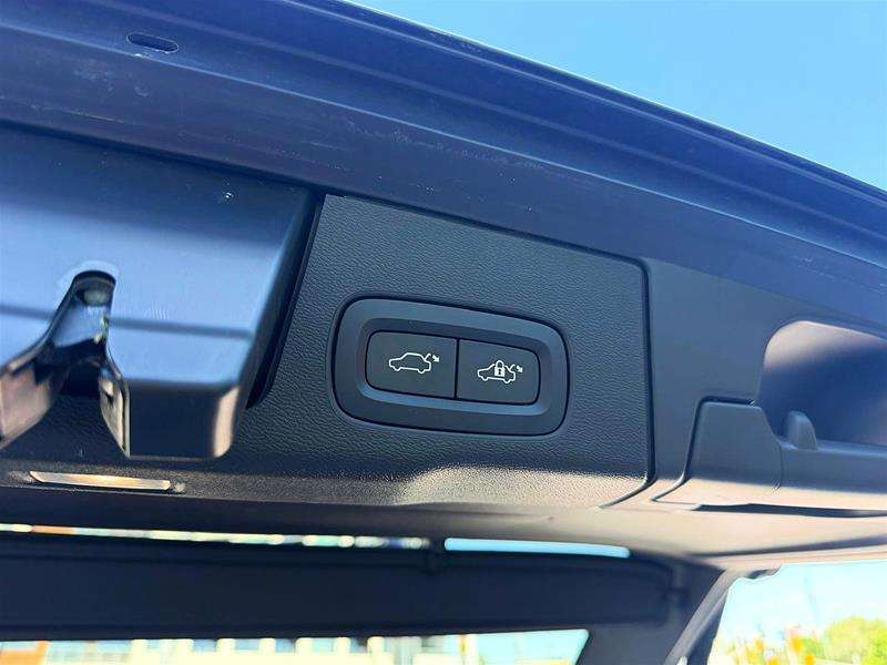 2024 Volvo XC60 T8 eAWD PHEV Plus Dark Theme thumb 16