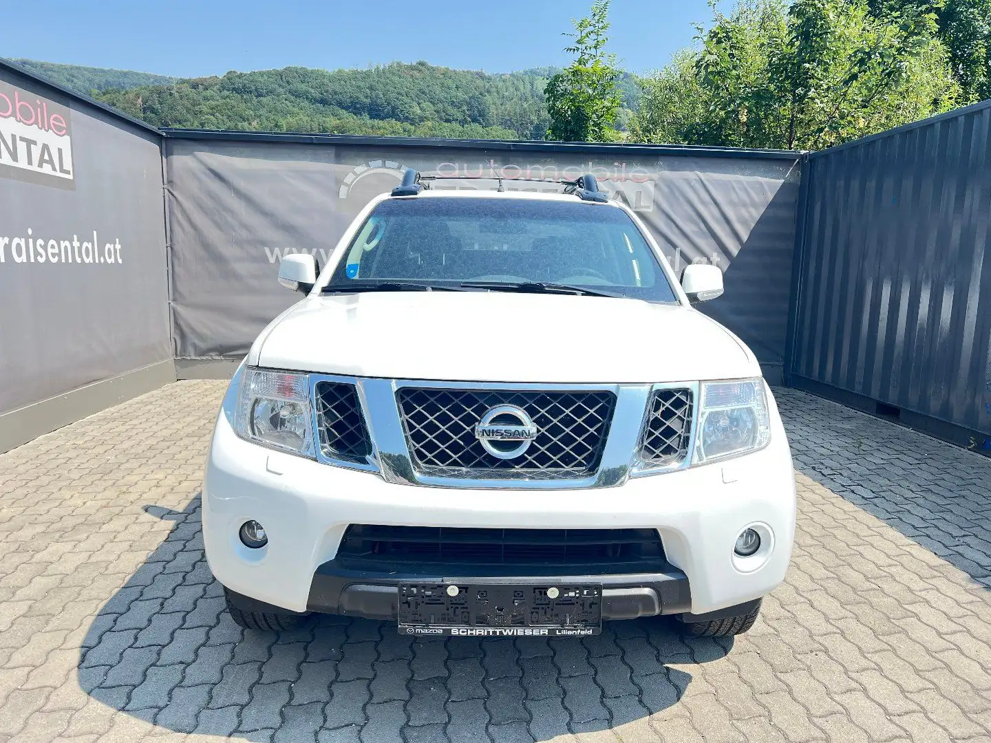 Nissan Navara 2.5 dCi DPF Double Cab SE 4x4 LB Weiß - 2