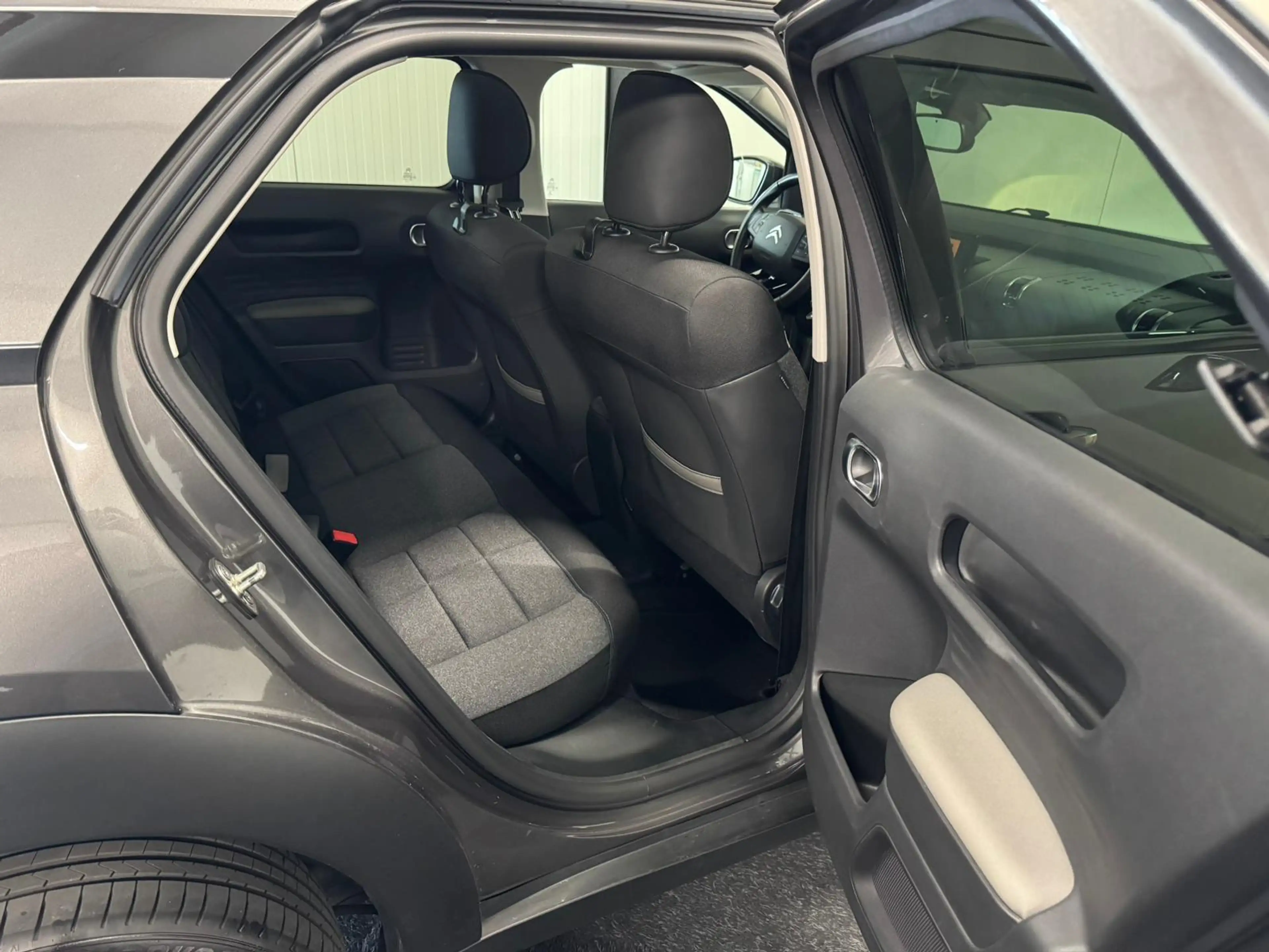 Citroen C4 Cactus 1.2 PureTech 2020 PANO/KEYLESS/DODEH/LANE/FRONT/17 — photo 14