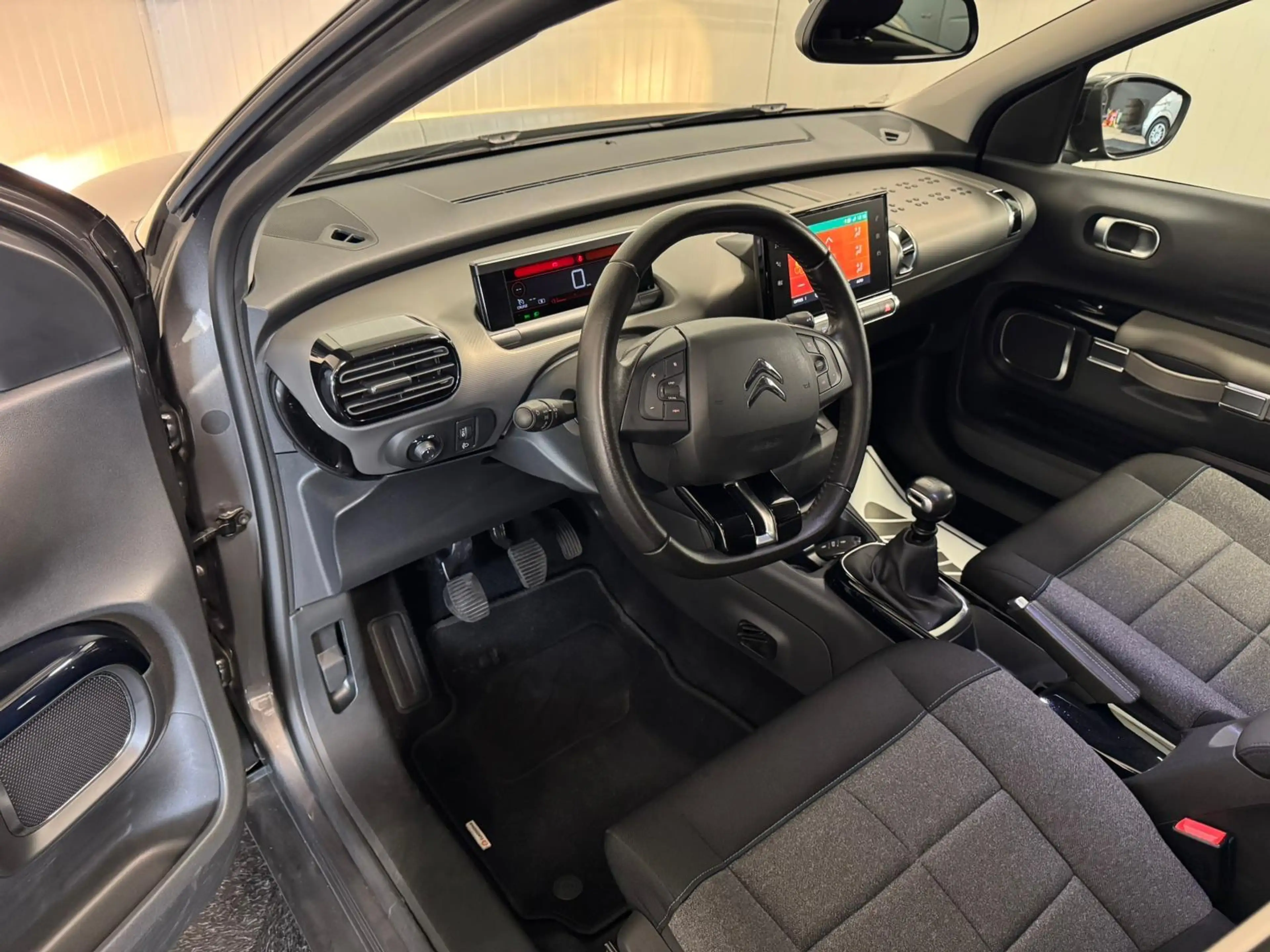 Citroen C4 Cactus 1.2 PureTech 2020 PANO/KEYLESS/DODEH/LANE/FRONT/17 — photo 10