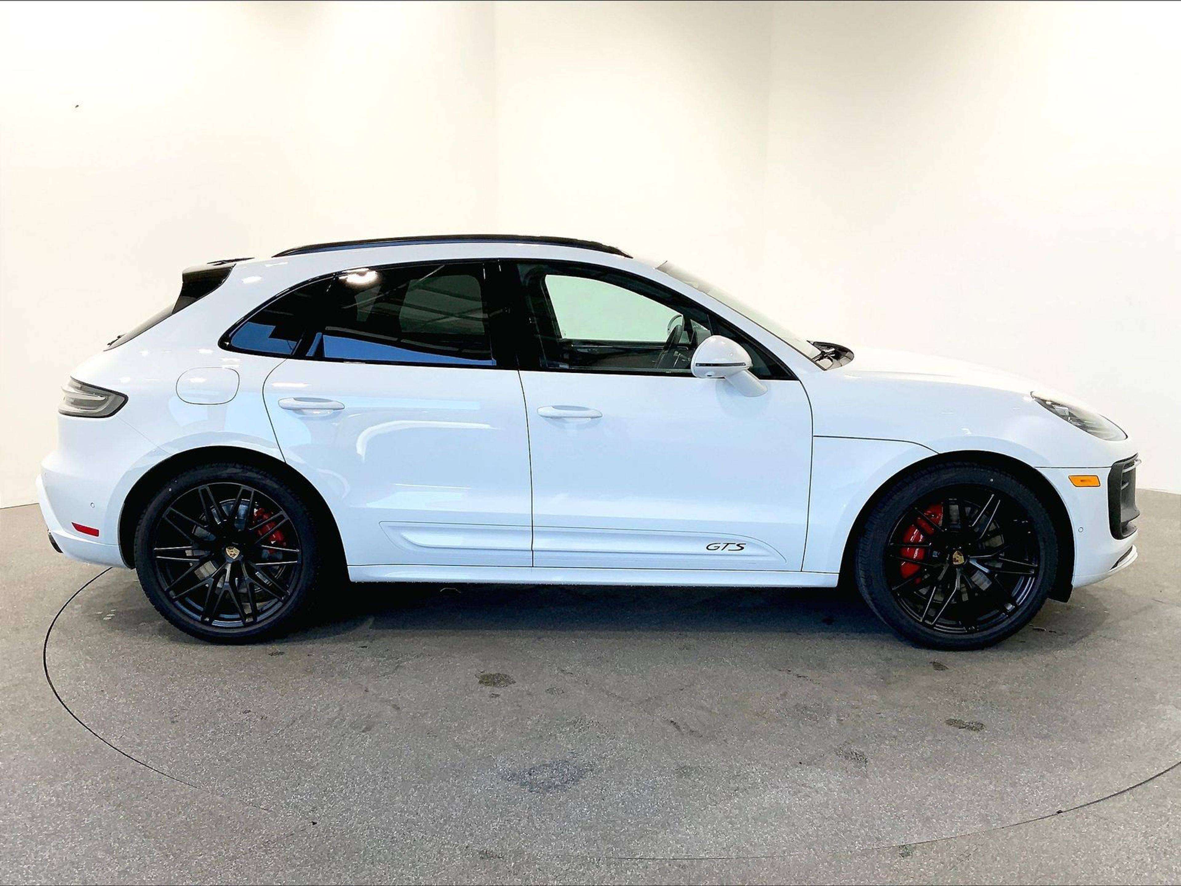 2026 Porsche Macan — photo 1