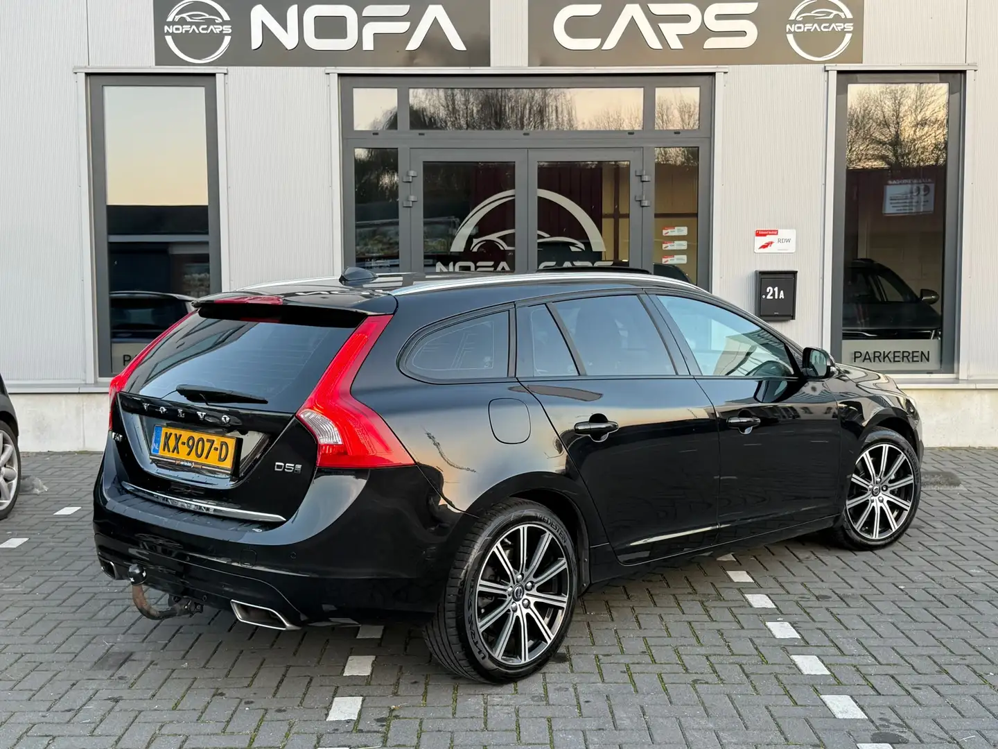 Volvo V60 2.4 D5 Twin Engine Special Edition|xenon|Pano|Leer Zwart - 2