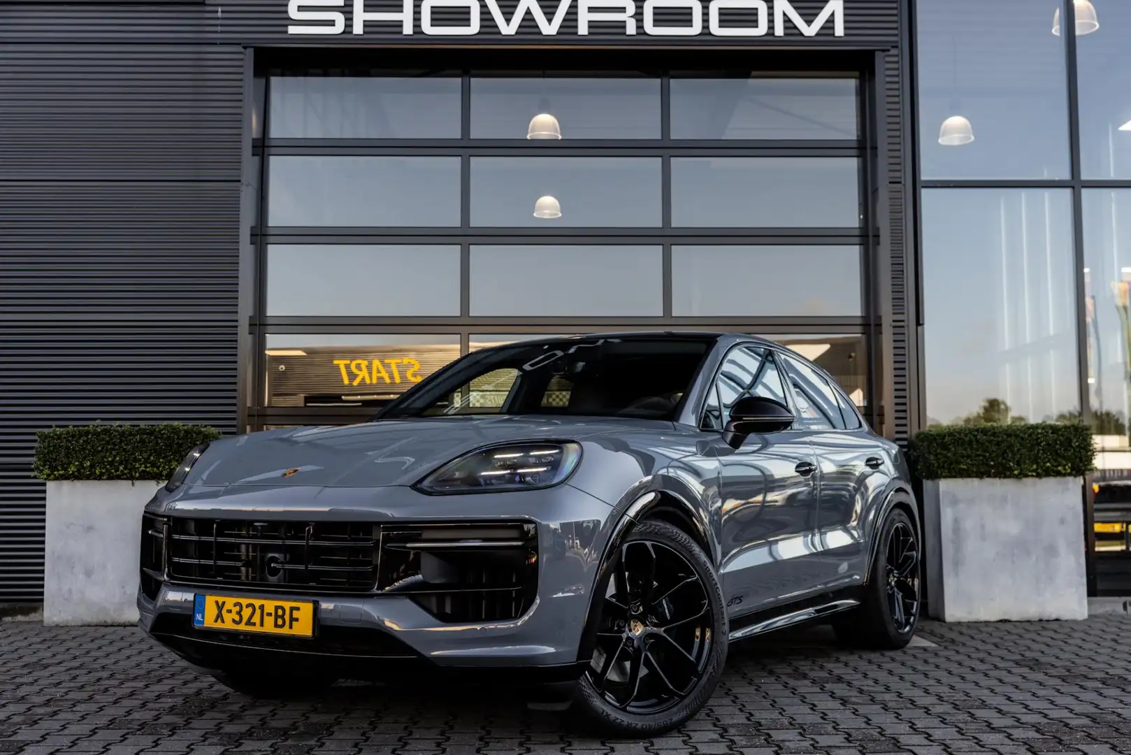 Porsche Cayenne Coupé 3.0 E-Hybrid, 469 PK, GTS, Artic Grau, Sport Gris - 2