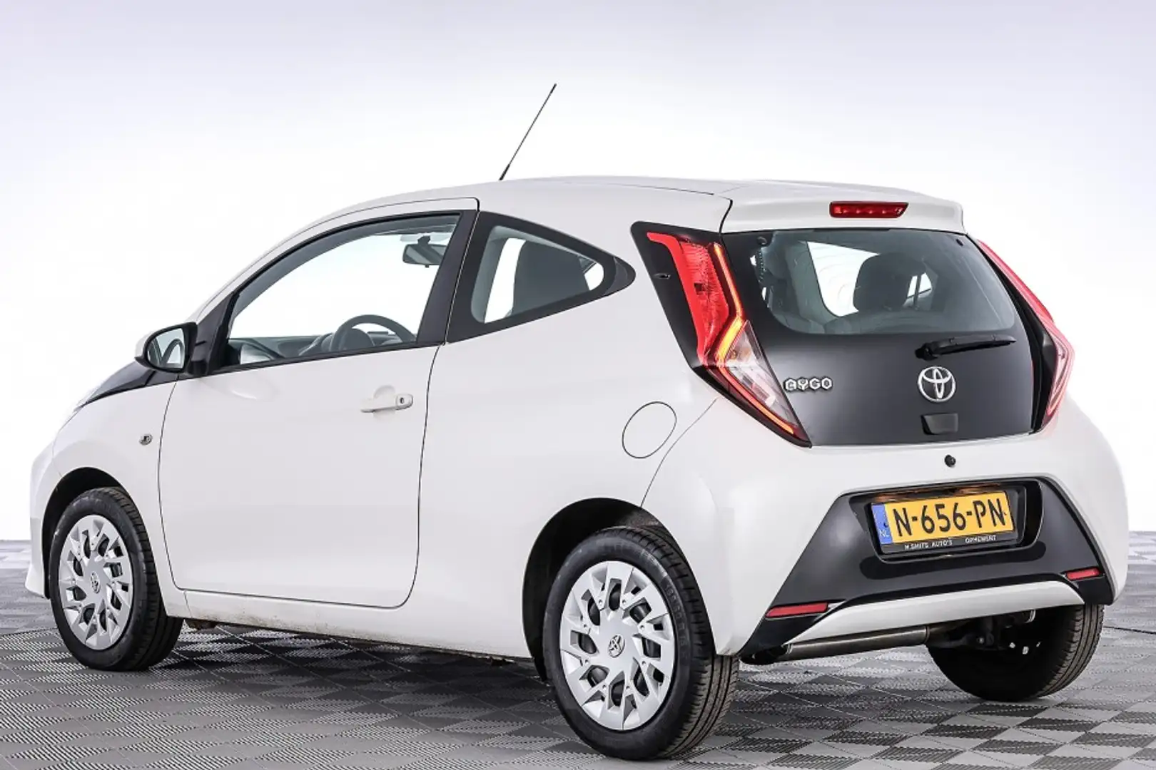 Toyota Aygo 1.0 VVT-i x-play Automaat | CAMERA | AIRCO Blanc - 2