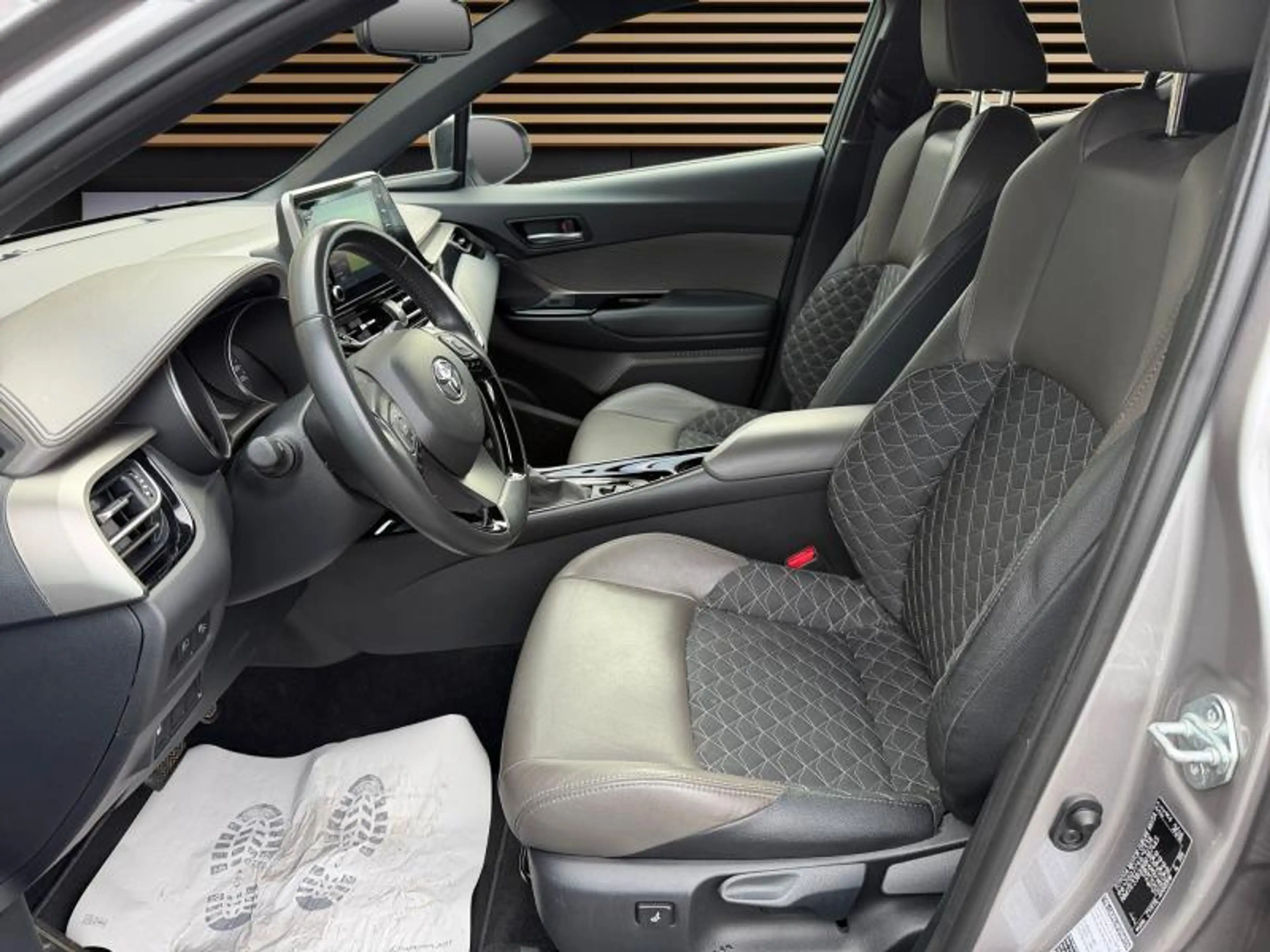 Toyota C-HR C-HIC Mono-Tone — photo 10