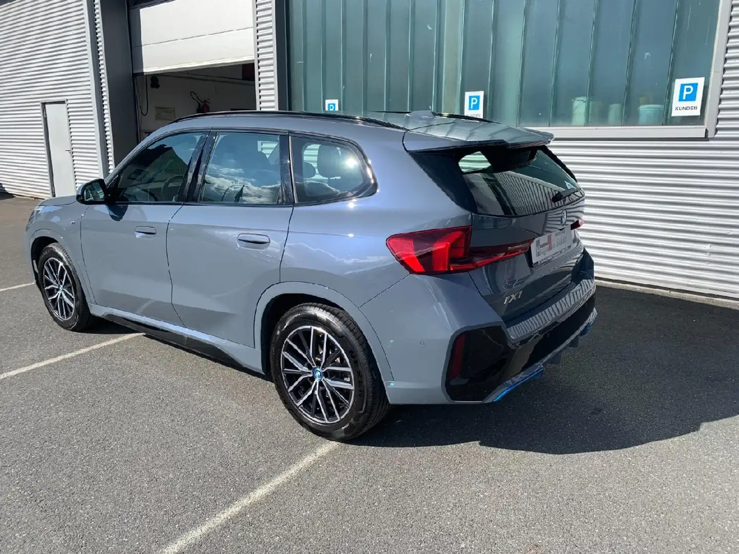 BMW iX1 30 xDrive M Sport Grau - 2