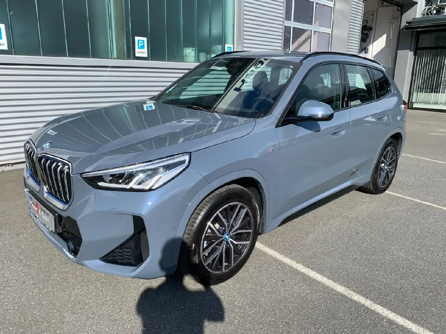 BMW iX1 30 xDrive M Sport Grau - 1