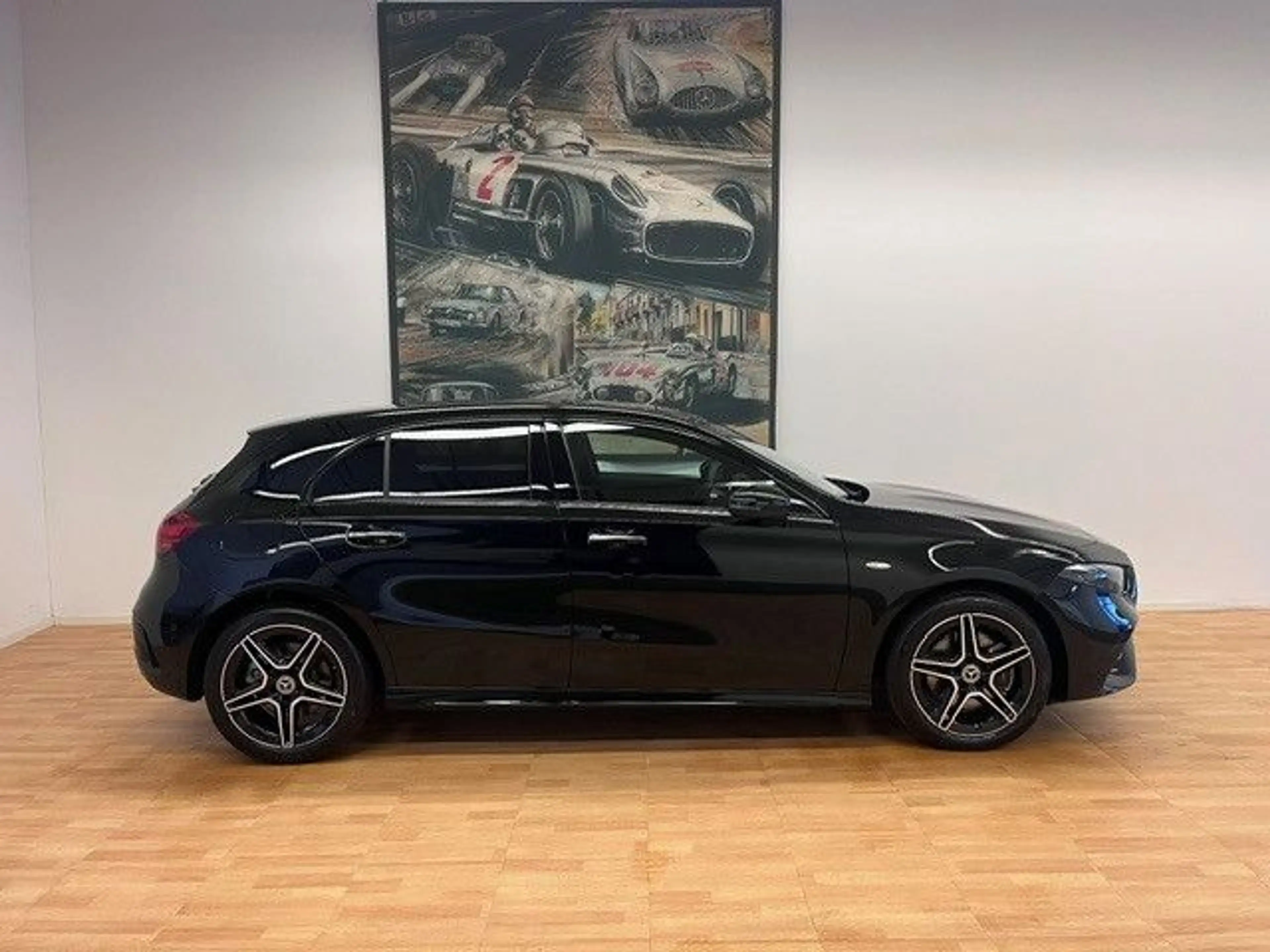 Mercedes-Benz A 250 e AMG-Line Panorama Distronic Keyless Go — photo 5