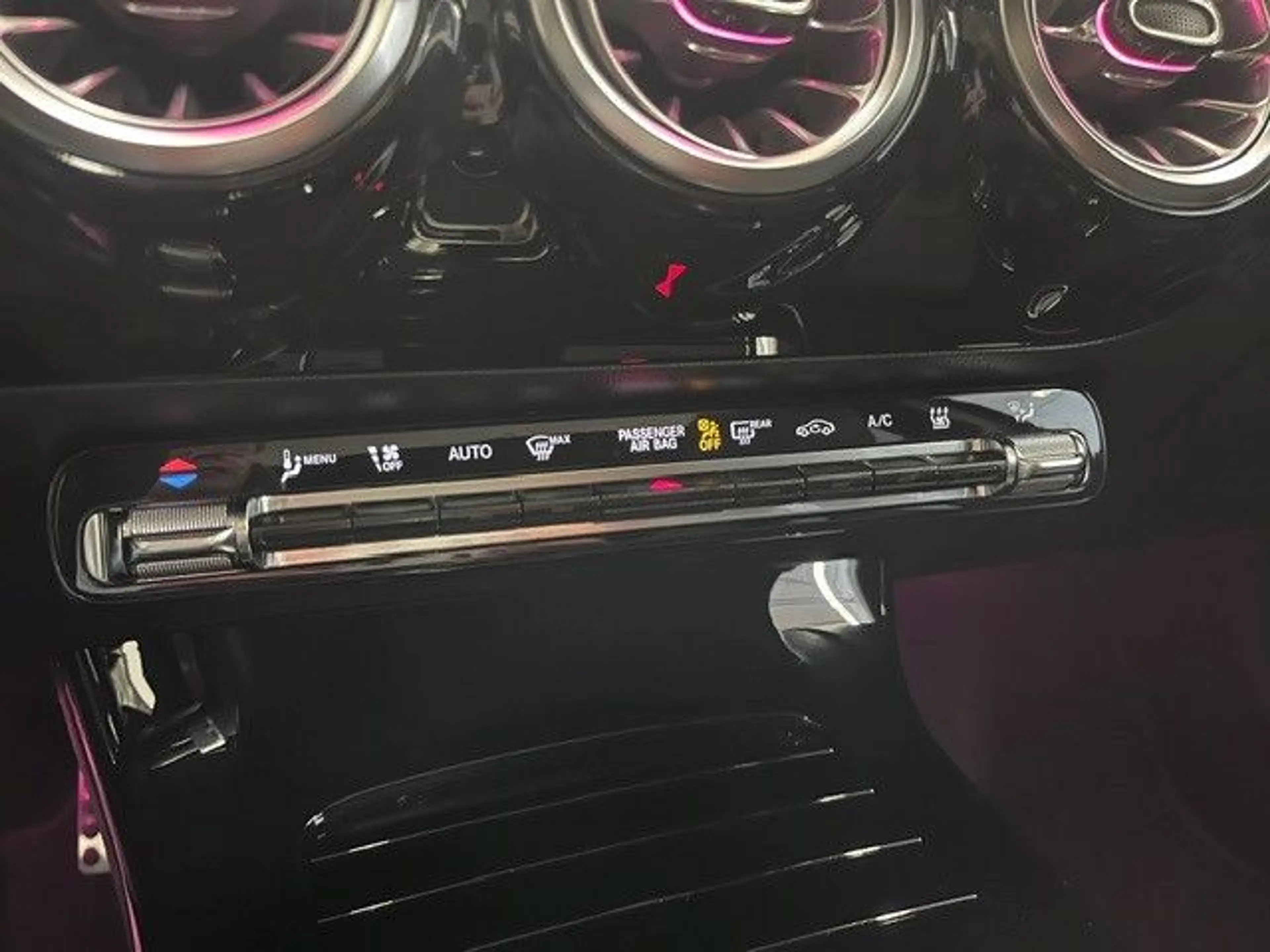 Mercedes-Benz A 250 e AMG-Line Panorama Distronic Keyless Go — photo 8