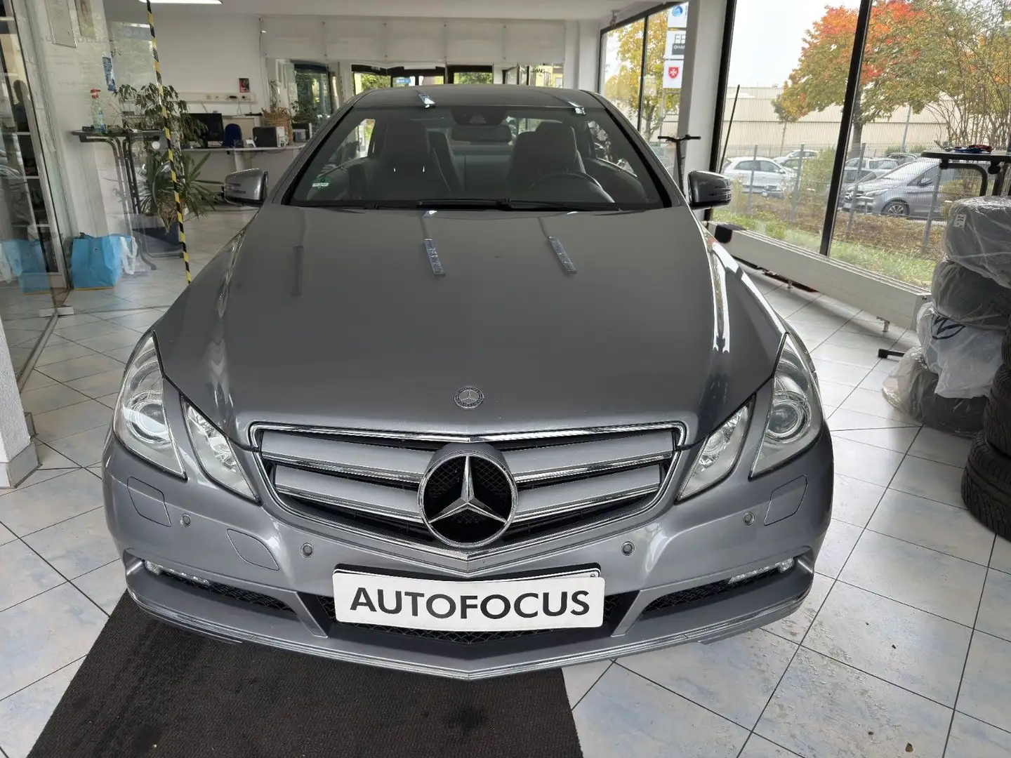 Mercedes-Benz E 250 CGI BlueEfficiency Coupe Avantgarde Grau - 2