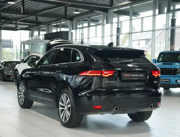 Jaguar F-Pace view 10