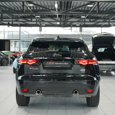 Jaguar F-Pace view 9