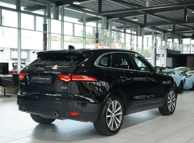 Jaguar F-Pace view 8
