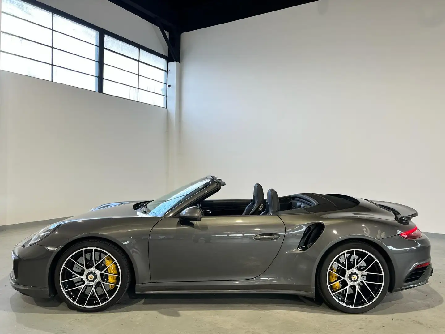 Porsche 911 991.2 3.8 TURBO S CABRIOLET PDK 580CH 1ST HAND Gris - 2