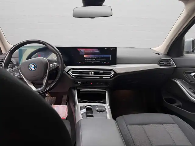 BMW 3 Series view 11