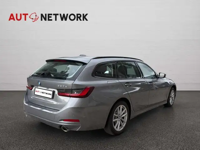 BMW 3 Series view 4