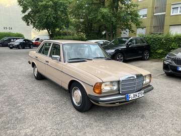W123 / 200D