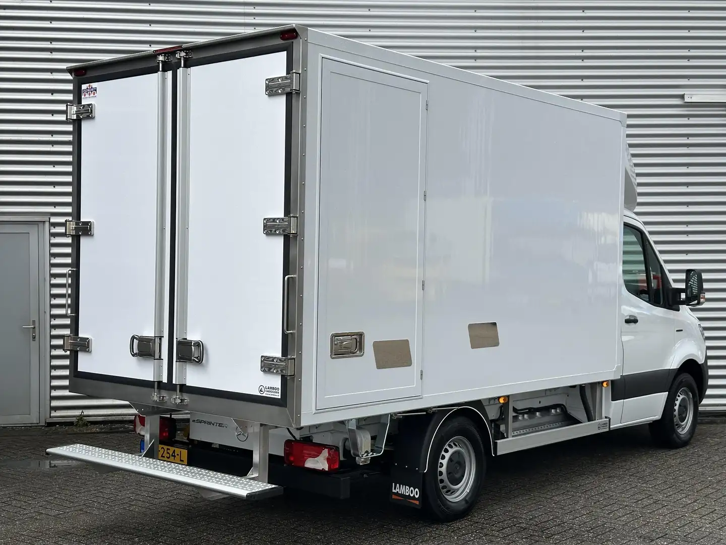 Mercedes-Benz eSprinter 81kWh Geisoleerde Bakwagen 4250kg GVW 21 Blanc - 2