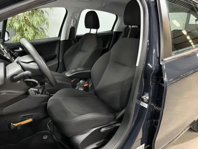 Peugeot 208 view 10