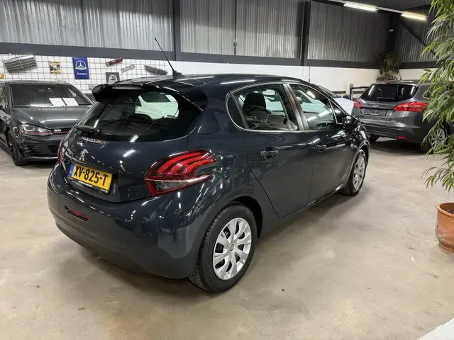 Peugeot 208 view 4