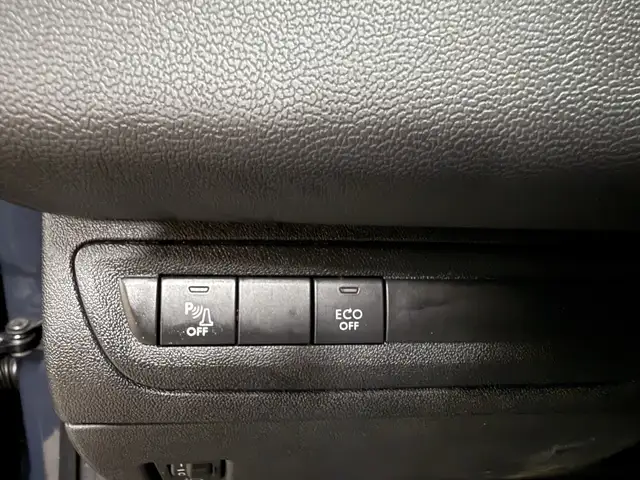 Peugeot 208 view 18