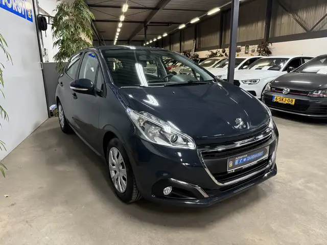 Peugeot 208 view 3