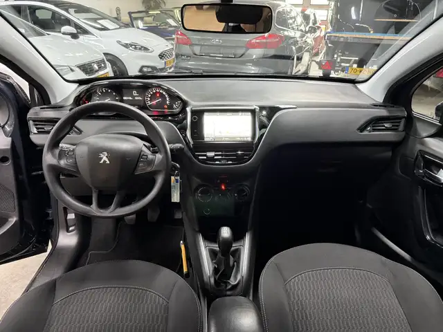Peugeot 208 view 9