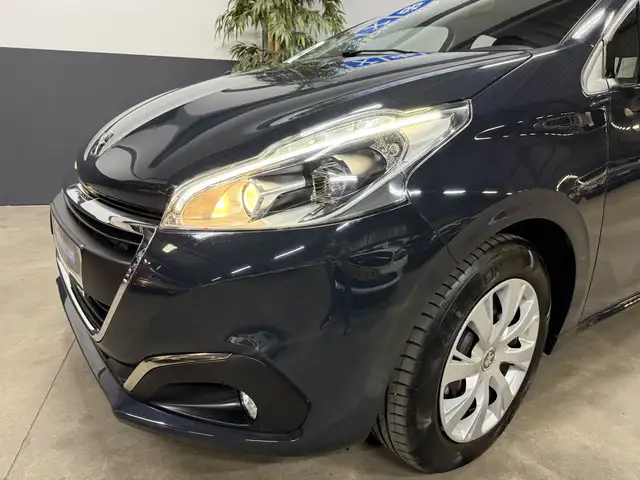 Peugeot 208 view 11
