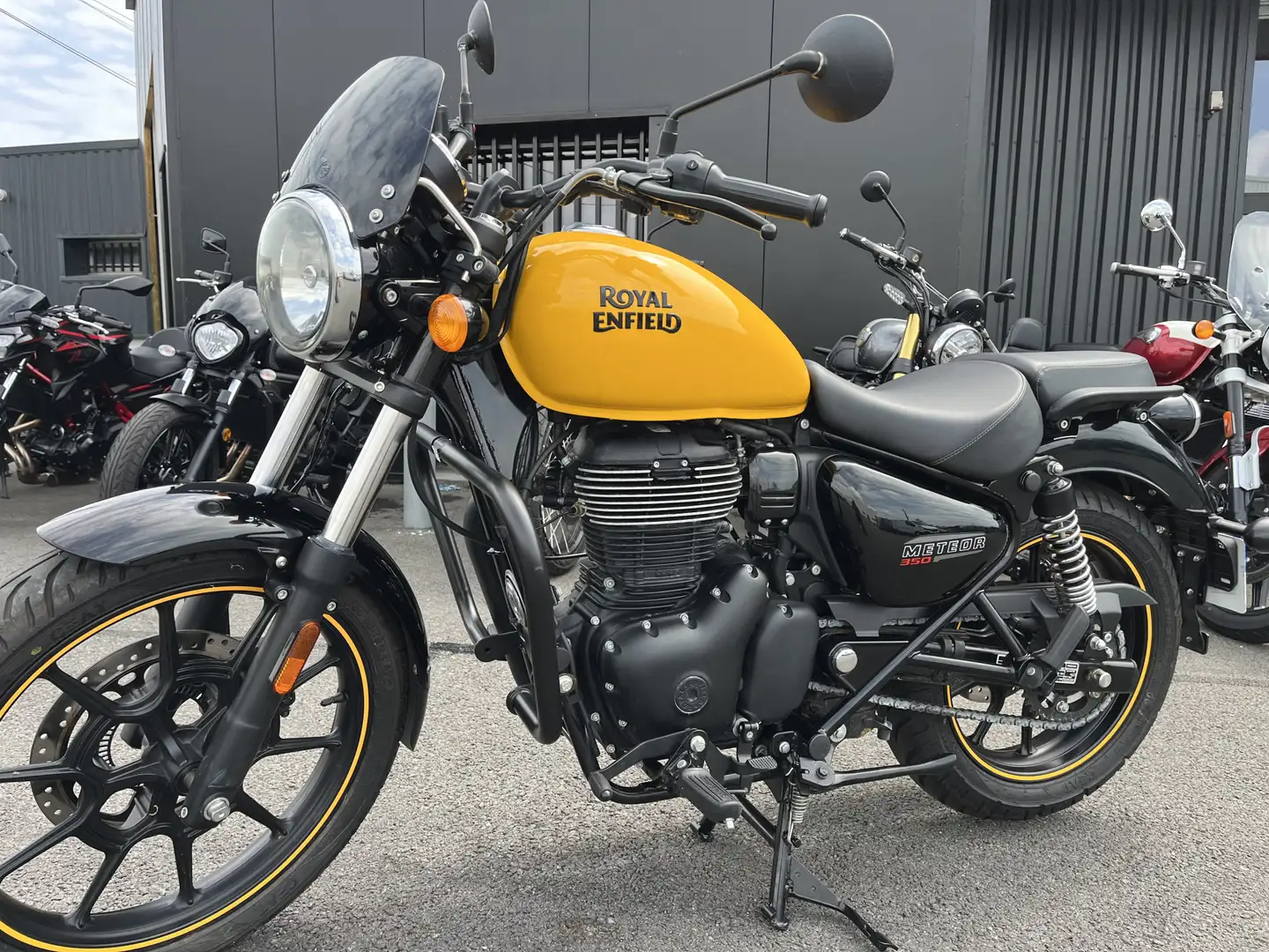 Royal Enfield Meteor 350 Amarillo - 1