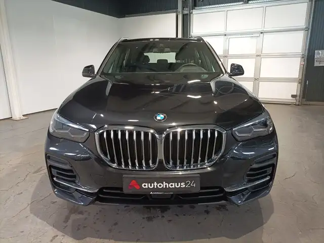 BMW X5 view 2