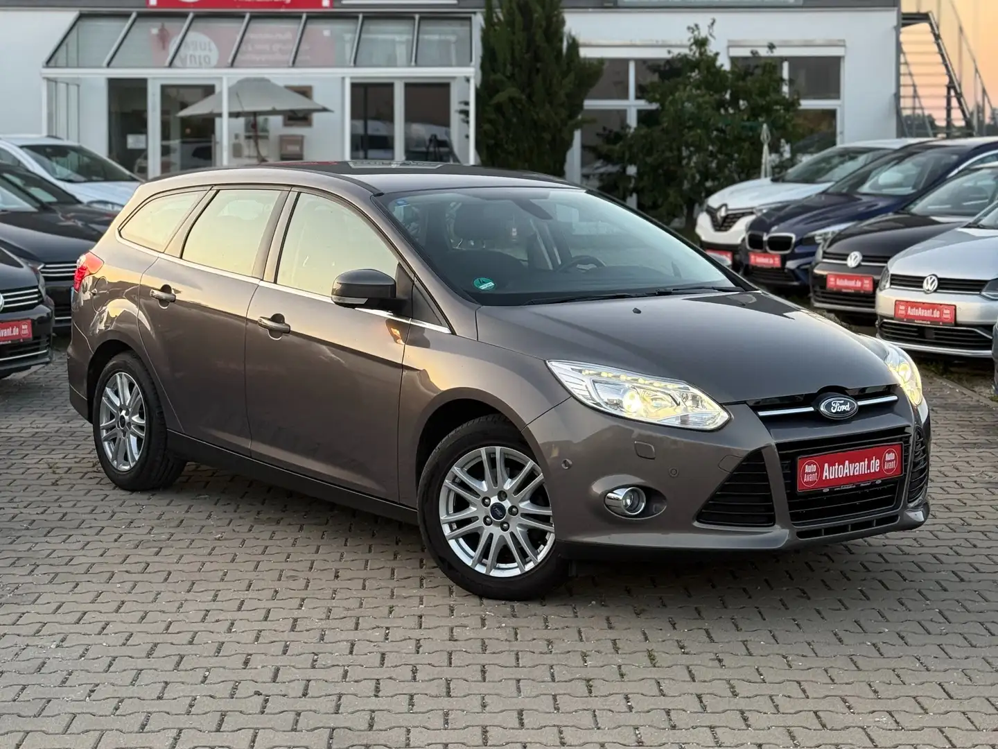 Ford Focus 1.0 EcoBoost Turnier Titanium*NAVI*8-FACH* Bruin - 1