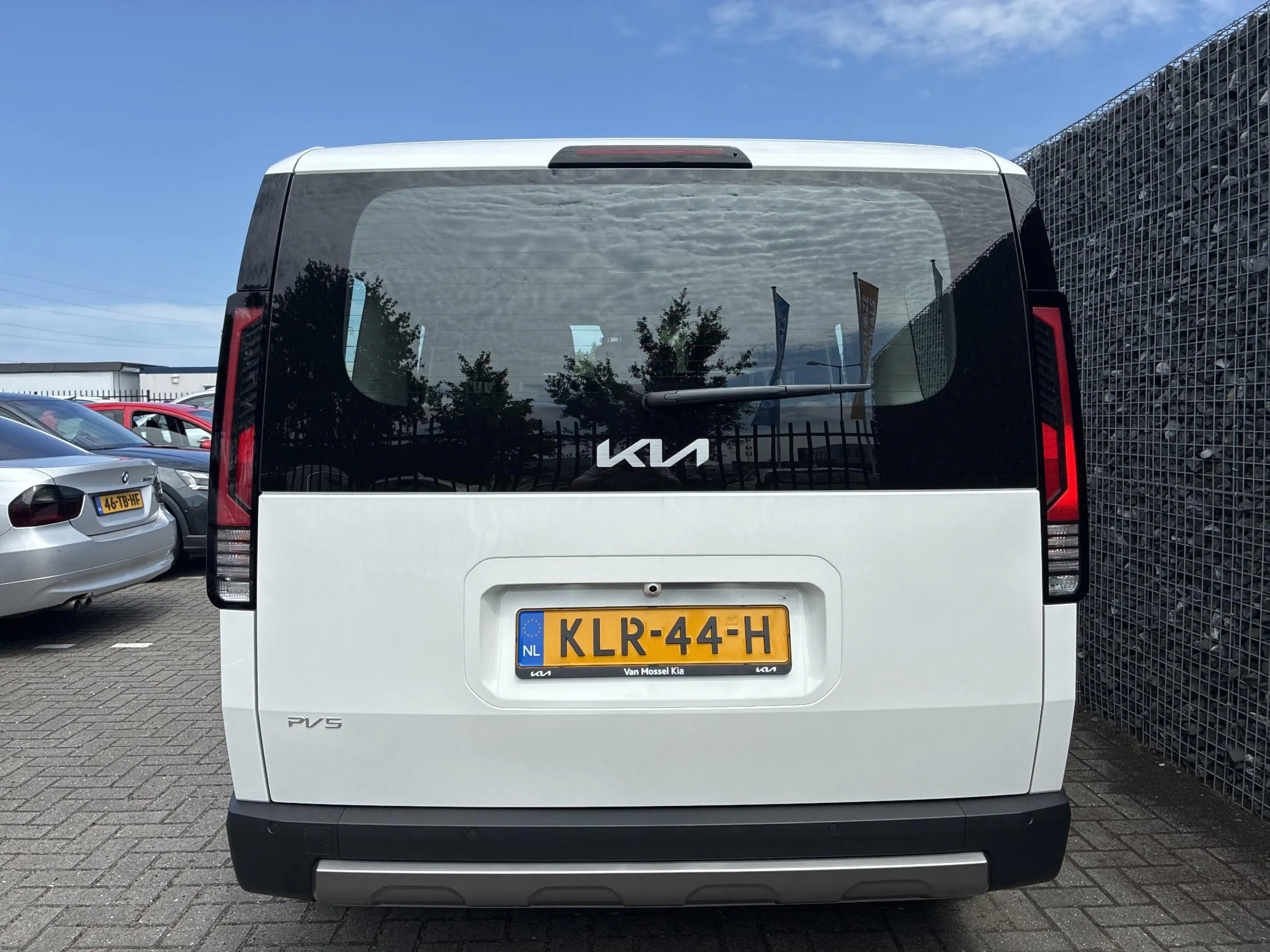 Kia PV5 Passenger Elite Executive 71.2 kWh | SNOW WHITE PEARL | 100% — photo 4