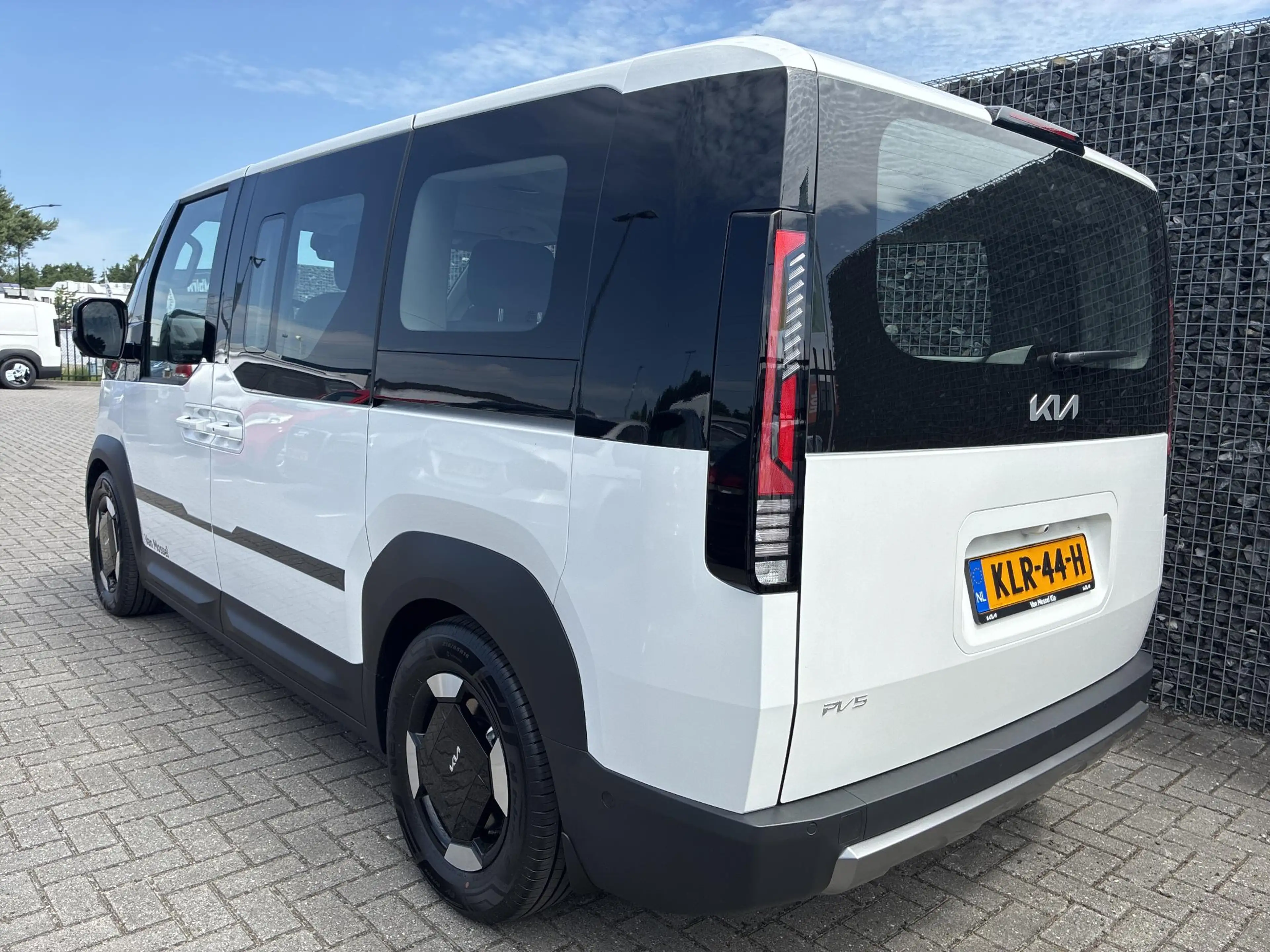 Kia PV5 Passenger Elite Executive 71.2 kWh | SNOW WHITE PEARL | 100% — photo 5