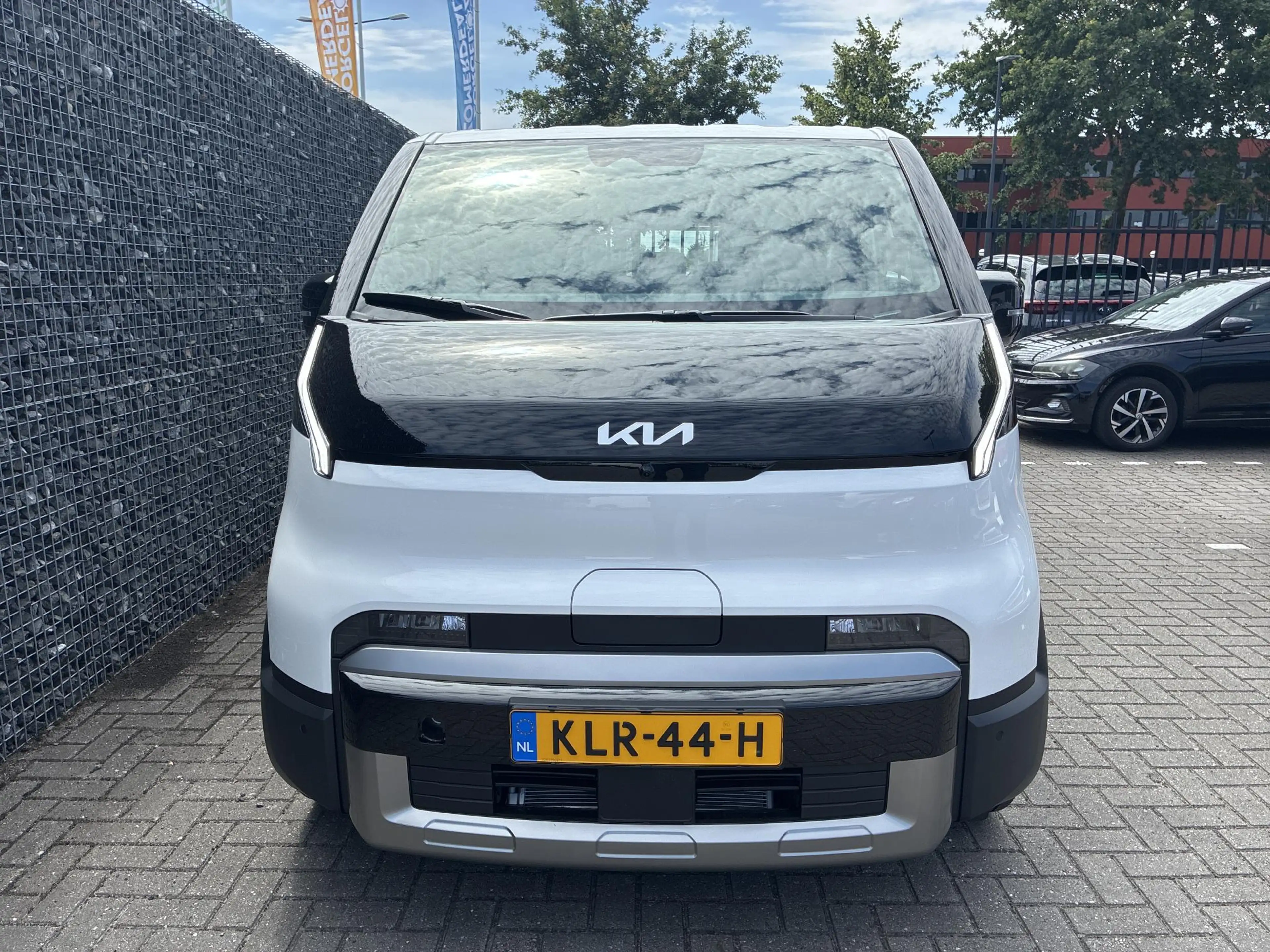 Kia PV5 Passenger Elite Executive 71.2 kWh | SNOW WHITE PEARL | 100% — photo 3