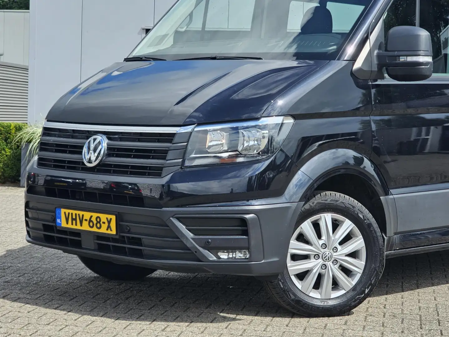 Volkswagen Crafter 2.0 TDI 140PK L3H3 Highline CRUISE NAV TREKHAAK Zwart - 2