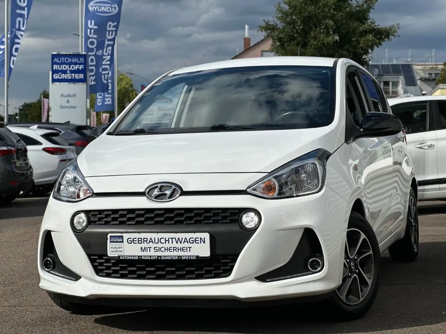 Hyundai i10 1,2 1.HAND/NAVI/SHZ/PDC/TEMP./LHZ/GARANTIE Weiß - 1
