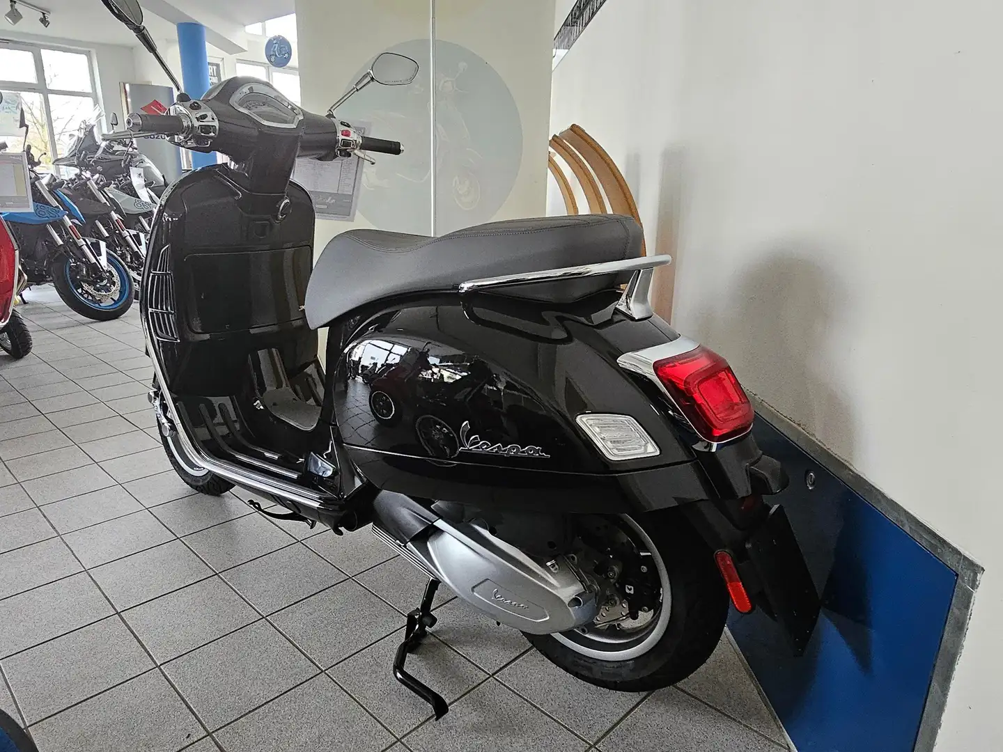 Vespa GTS 300 Zwart - 2