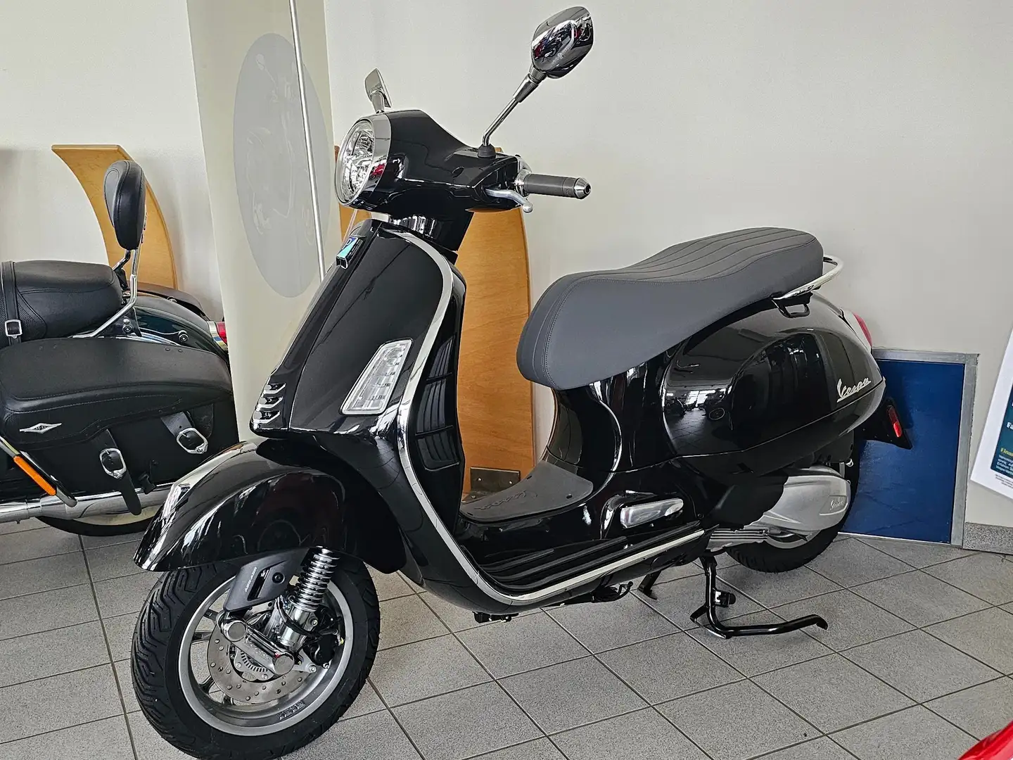 Vespa GTS 300 Zwart - 1